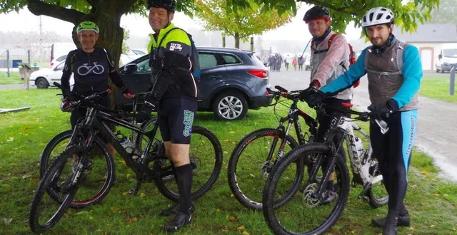 photo  des vététistes à leur arrivée.  &copy;  le maine libre 