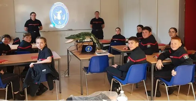 photo  les jeunes sapeurs-pompiers lors de leur premier cours de l’année, dispensé par annaëlle guyard et caroline dubois.  &copy;  le maine libre 
