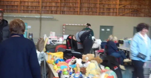 photo  plus d’une centaine d’exposants ont assuré le succès du marché aux jouets entre autres.  &copy;  le maine libre 