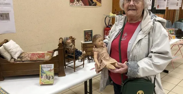 photo  annie présente de nombreux jouets anciens, certains provenant de sa mère. ici, elle tient la poupée françoise de modes et travaux.  &copy;  le maine libre 