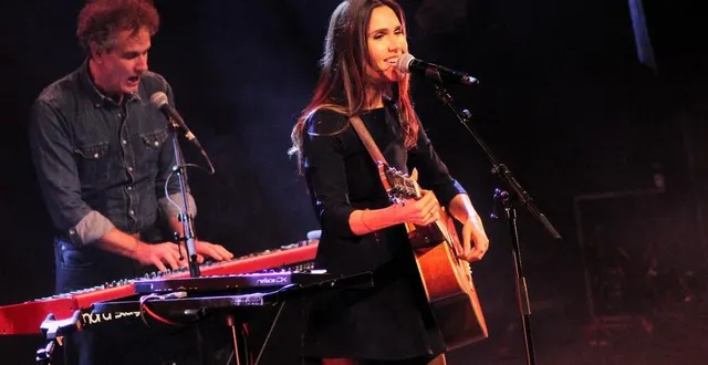 photo  joyce jonathan sur la scène joël-le theule, samedi 19 octobre 2024, à sablé-sur-sarthe.  &copy;  ouest-france 