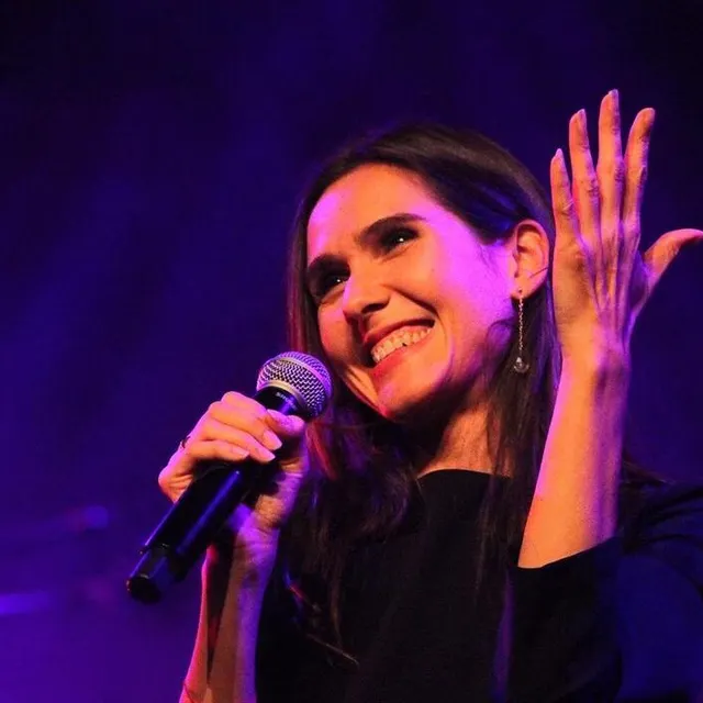 photo joyce jonathan sur la scène joël-le theule, samedi 19 octobre 2024, à sablé-sur-sarthe.  ©  ouest-france