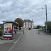 photo depuis la fin septembre, les abords du champ de foire d’écouché (ici l’arrêt de bus près de l’ancienne gare) sont privés d’éclairage public, le matin et le soir.