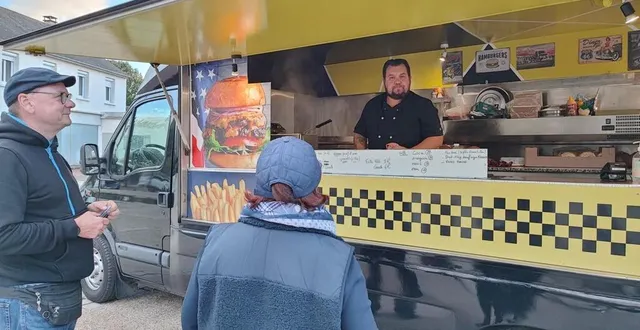 photo  des clients devant le food-truck rubi’s diner.  &copy;  ouest-france 
