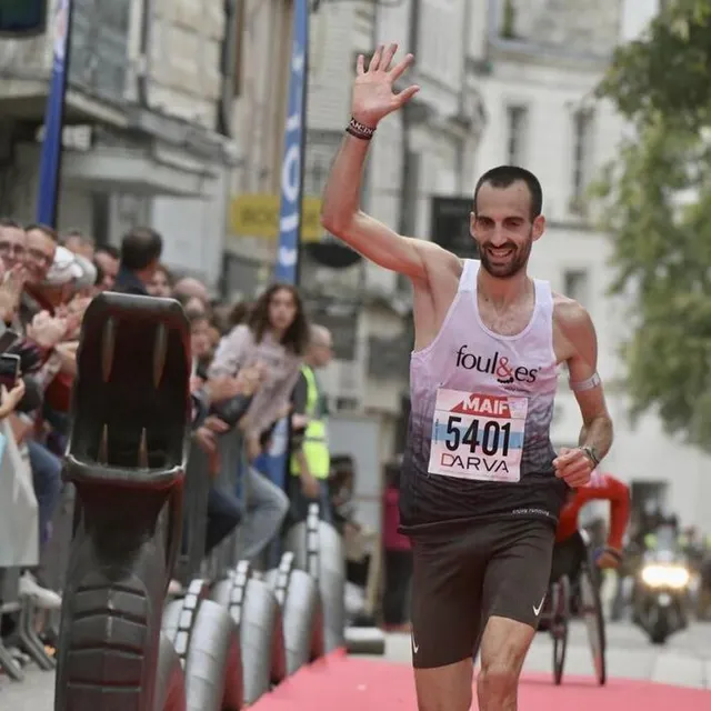 photo à l’arrivée, jonathan billaud célèbre sa cinquième victoire sur la courte distance de la coulée verte.  ©  co - marie delage