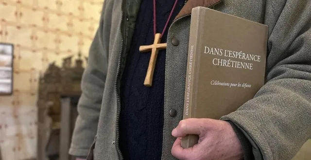 photo  ils ne sont pas ordonnés mais ils ont décidé de s’engager au service de l’église. dans la paroisse saint-aubin, une dizaine de personnes accompagne les familles en deuil.  &copy;  ouest-france 