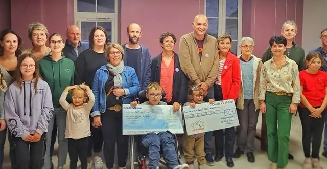 photo  l’association des randonnées et foulées des trois monts a remis deux chèques de 700 € à camille et raphaël, confrontés à des handicaps lourds.  &copy;  ouest-france 