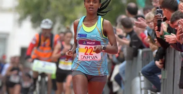 photo  addisalem belay vient de laisser sur place nawal yahi (à l’arrière-plan). la coulée verte 2024 ne peut plus lui échapper.  &copy;  co - marie delage 