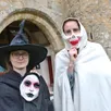 photo delphine de sere, médiatrice culturelle, et maël leray, responsable du manoir de la cour, vont encore s’amuser à vous faire peur pour halloween.