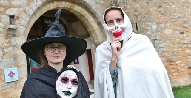 photo  delphine de sere, médiatrice culturelle, et maël leray, responsable du manoir de la cour, vont encore s’amuser à vous faire peur pour halloween.  &copy;  archives ouest-france 