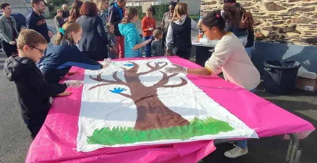 photo  les écoliers au travail sur leur dessin arbre de vie.  &copy;  co 