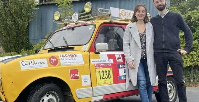 photo  manon dupas et jérémy pipart posent près de leur 4l achetée à lisieux.  &copy;  le maine libre 