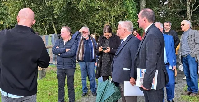 photo  emmanuel lemonnier présente la mini-ferme aux officiels.  &copy;  ouest-france 
