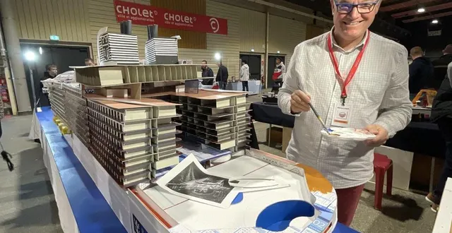 photo  laurent, originaire de saint-sébastient-sur-loire (loire-atlantique), présentait ses paquebots fabriqués à partir d’anciens calendriers, au forum de la maquette de cholet.  &copy;  ouest-france 