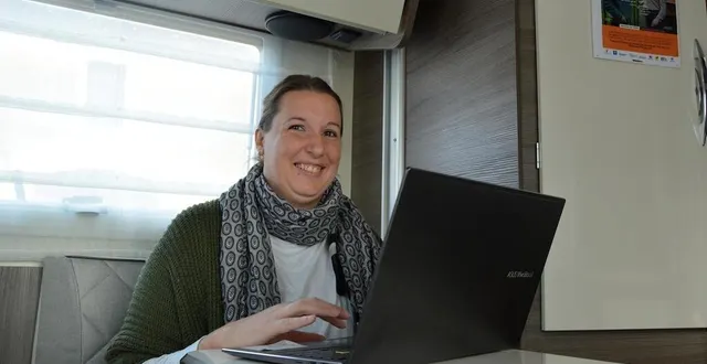 photo  dans un habitacle restreint, mais accueillant, éloïse laborie et sa collègue fabienne marcel (absente de la photo, car en clientèle), sont à votre écoute.  &copy;  ouest-france 