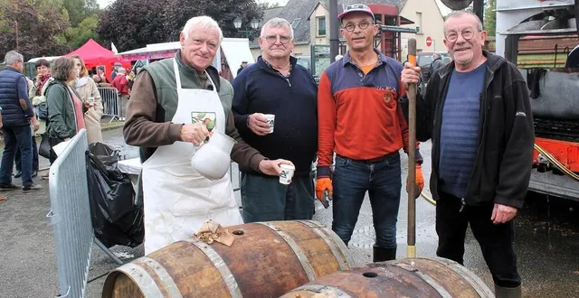 photo  une quarantaine de bénévoles de l’association du verger du pré sur l’eau étaient à pied d’œuvre autour des barriques et de la cidreuse à la fête du cidre, dimanche 20 octobre 2024, à solesmes.  &copy;  ouest-france 