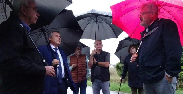 photo  le projet de lotissement de nexity, route de l’arpent à coulaines (sarthe), a été au centre de la discussion entre christophe rouillon, le maire, et franck vallée (parapluie rouge) devant trois autres riverains et un adjoint.  &copy;  ouest-france 