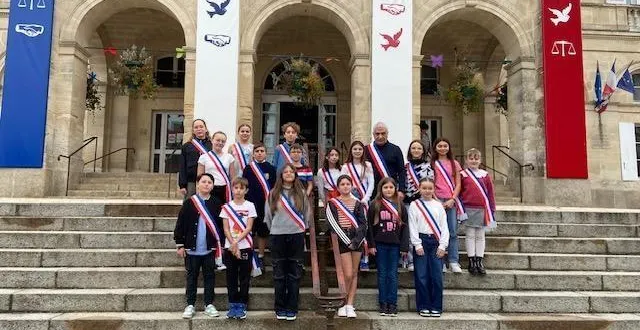 photo  le conseil municipal des jeunes avec le maire sur les marches de la mairie.  &copy;  ouest-france 