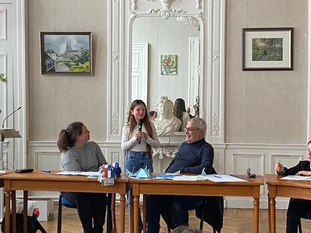 photo violette heuzard maire du cmj, encadrée par mostefa maachi et solène duffeal, remercie les membres du conseil.  ©  ouest-france