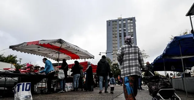 photo  le marché a lieu tous les mardis au pied de la tour pascal, dans le quartier de perseigne.  &copy;  martin roche / ouest-france 