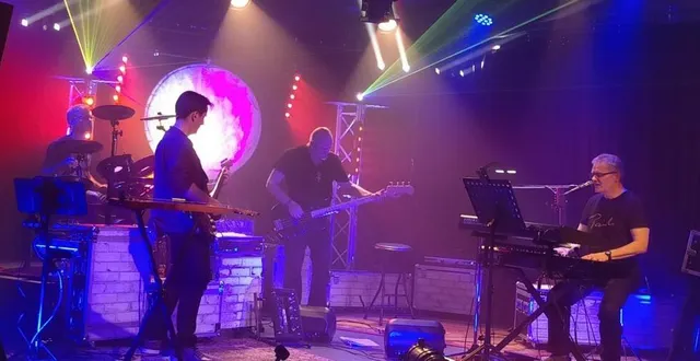 photo  les quatre musiciens se fondent dans un jeu de lumières très travaillées.  &copy;  ouest-france 