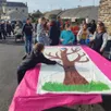 photo  un peu avant le repas des aînés, le 13 octobre, les enfants de l’école avaient été invités à s’inscrire pour venir apposer leur empreinte de main sur une toile comportant un tronc d’arbre. une toile qui symbolise les naissances de l’année. le conseil a aussi décidé de planter réellement un arbre pour toutes les naissances de l’année. on en dénombre 12 déjà en 2024. 