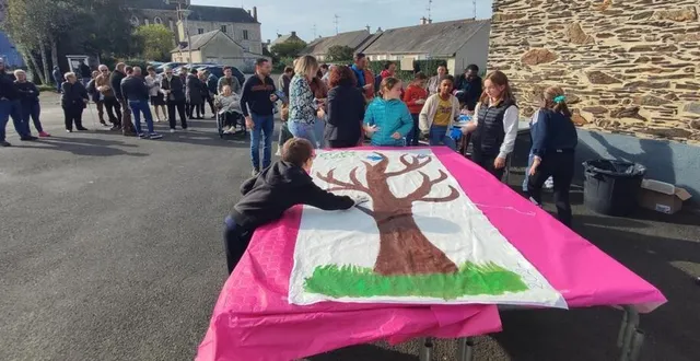 photo  un peu avant le repas des aînés, le 13 octobre, les enfants de l’école avaient été invités à s’inscrire pour venir apposer leur empreinte de main sur une toile comportant un tronc d’arbre. une toile qui symbolise les naissances de l’année. le conseil a aussi décidé de planter réellement un arbre pour toutes les naissances de l’année. on en dénombre 12 déjà en 2024.  &copy;  ouest-france 