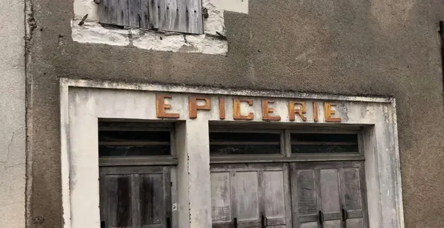 photo  à deux pas de l’église, le bâtiment de l’ancienne épicerie eon va partir aux enchères.  &copy;  ouest-france 