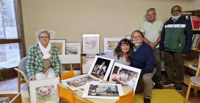 photo  les amis préparent et peaufinent la présentation de leurs œuvres.  &copy;  ouest-france 