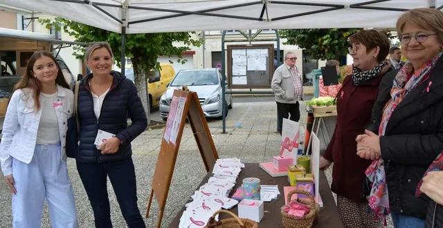 photo  céline lambron et sa fille marie-alice devant le stand de sensibilisation sur le cancer du sein.  &copy;  ouest-france 