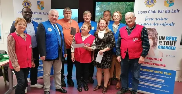 photo  les membres du lions club val du loir ont remis leurs dons aux deux associations concernées : don du sang de mulsanne et rêves.  &copy;  ouest-france 