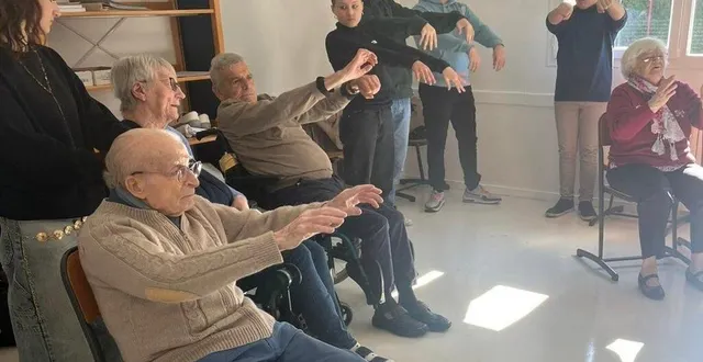 photo  des élèves ont proposé une activité taï-chi-chuan à des résidentsde l’ehpad de la fuie.  &copy;  le maine libre 