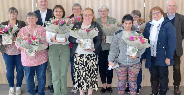 photo  les médaillées ont été félicitées par édouard petit, directeur, marie-claude talineau, adjointe au maire, ainsi qu’hugues morel, président de l’association du centre basile moreau.  &copy;  le maine libre 