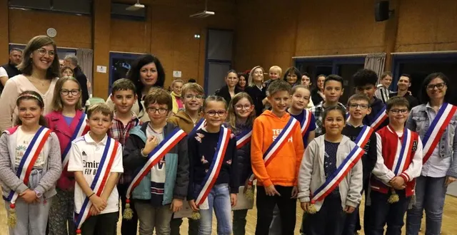 photo  les nouveaux conseillers municipaux enfants tout sourire entourés de chantal gratedoux deuxième adjointe et des élues.  &copy;  le maine libre 