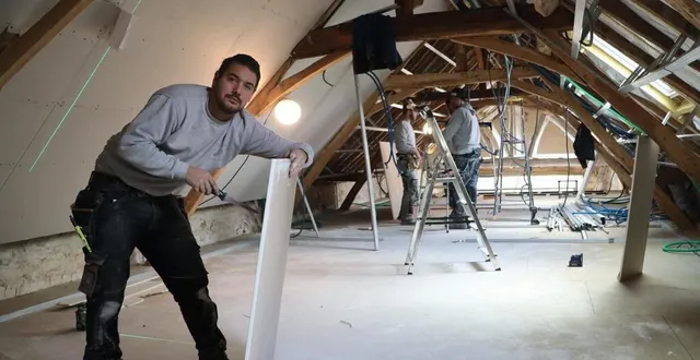 photo  jérôme lopes, le gérant de combles’élec, électricien de formation, est un patron qui aime mettre la main à la pâte sur les chantiers.  &copy;  ouest-france 