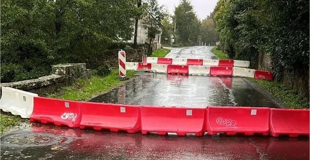 photo  la rd 32 a été coupée le 7 octobre 2024 à la fontaine-saint-martin, mais des usagers déplacent les plots régulièrement.  &copy;  mairie de la fontaine-saint-martin 