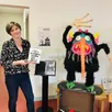 photo  carine staine, responsable de la médiathèque de parigné-l’évêque, présente le monstre poilu sorti de son livre. 