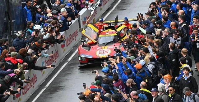 photo  la ferrari victorieuse des 24 heures du mans 2024 s’offre une haie d’honneur au milieu du public.  &copy;  franck dubray / archives ouest france 