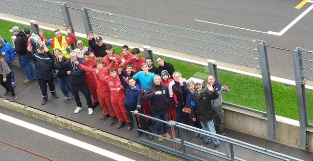 photo  mécaniciens, bénévoles, pilotes étaient heureux et fiers de voir holly la c1 et biellette la 2 cv franchir la ligne d’arrivée, le défi a été relevé, faire en sorte que les deux autos terminent la course  &copy;  ouest-france 