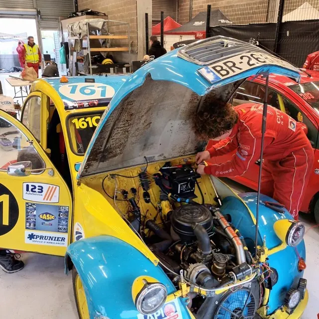 photo vendredi matin, oscar, étudiant en bts mécanique intervient sur biellette, afin qu’elle soit prête pour les qualifications.  ©  ouest-france