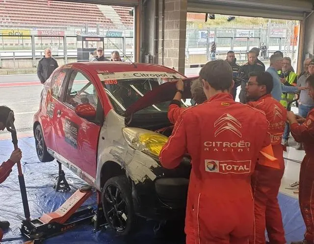 photo après une violente sortie de route, holly la c1 a subi de nombreux dommages, aucune certitude quant à la possibilité qu’elle ne revienne sur la piste, c’était sans compter sur la capacité de la jeune équipe de mécaniciens qui ont pu dans un temps record la remettre sur roue  ©  ouest-france