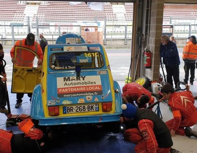 photo tous s’afèrent autour de biellette la 2 cv qui a nécessité quelques réparations après avoir été malmenée par une voiture concurrente, mission réussie par l’équipe de jeunes mécaniciens, biellette a pu réaliser une très belle course et n’a pas défaillie.  ©  ouest-france