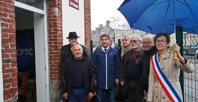 photo  pierre leteinturier et yannick mauduit de la cftc ; jérôme nury, député ; isabelle, philippe et hervé, les trois enfants de rené guyomard, et josette porquet, maire de tinchebray-bocage, viennent de dévoiler la plaque : maison rené-guyomard.  &copy;  ouest-france 