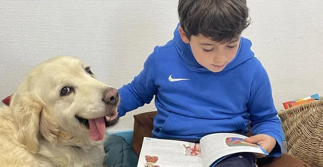 photo  constant, 10 ans, lit une histoire à la chienne mala. la présence de l’animal l’aide dans son apprentissage.  &copy;  ouest-france 