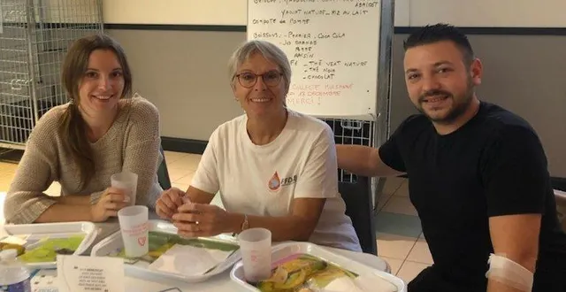 photo  françoise, bénévole, entourée de sa fille sarah et de jonathan, tous les trois donneurs  &copy;  le maine libre 
