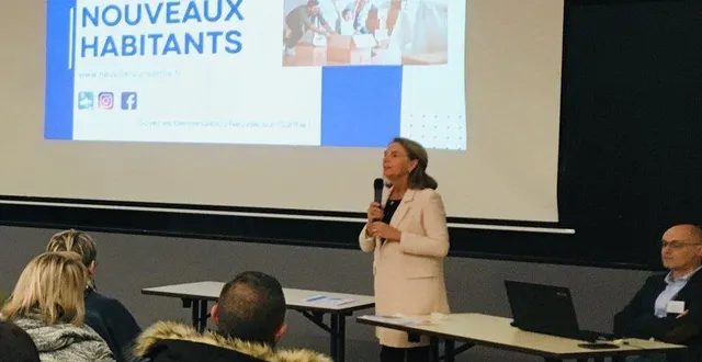 photo  la maire, véronique cantin, et son équipe du conseil municipal ont accueilli les nouveaux habitants.  &copy;  le maine libre. 