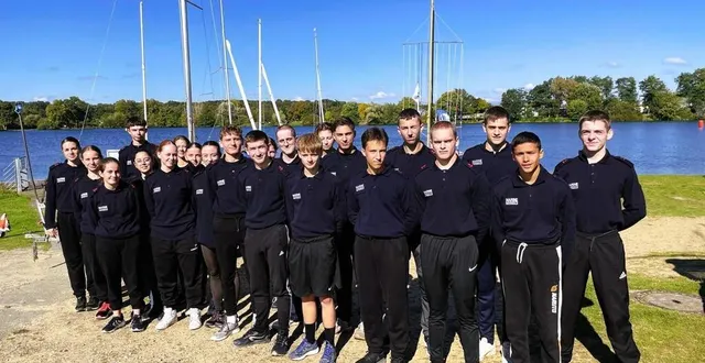 photo  dans le cadre de leur formation les stagiaires sont allés faire de la voile sur le lac de la gémerie à arnage.  &copy;  ouest-france 