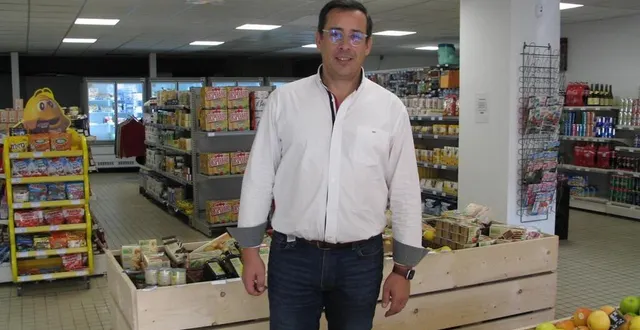 photo  peter juigné a rouvert ce commerce qui faisait tant défaut au centre-bourg.  &copy;  le maine libre 