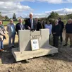 photo  joël lelarge, maire de thorée-les-pins, pose la première pierre de la future mam. « le projet majeur du mandat », rappelle l’élu. 
