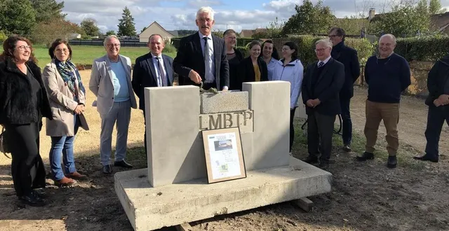 photo  joël lelarge, maire de thorée-les-pins, pose la première pierre de la future mam. « le projet majeur du mandat », rappelle l’élu.  &copy;  le maine libre 